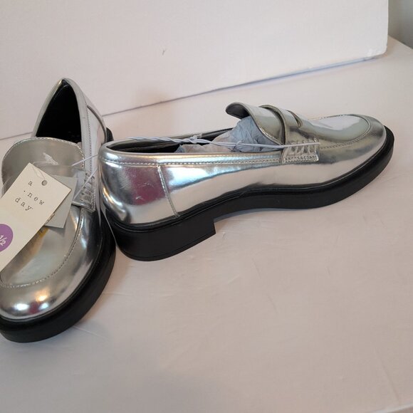 A New Day Women's Silver Slip on Memory Foam Loafers Flats Size 6.5 & 8 - Picture 4 of 6